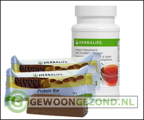 Leeker kopje Herbalife theedrank met een proteïnereep